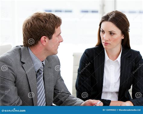 Two Business People Talking 的图像结果