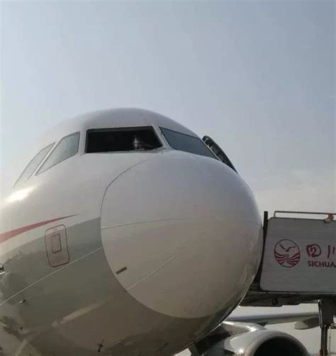 中国机长：四川8633飞行途中遇到故障，飞机上的乘客们很危险_腾讯视频
