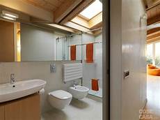 lade da bagno a soffitto una casa arredata con pezzi di design e finiture di lade da bagno a soffitto una casa arredata con pezzi di design e finiture di