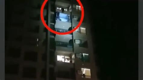 女子欲从10楼跳下，被同伴抓住头发_凤凰网视频_凤凰网