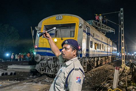 印度列车脱轨已致7死50伤：多节车厢翻覆 被挤压变形(含视频)_手机新浪网