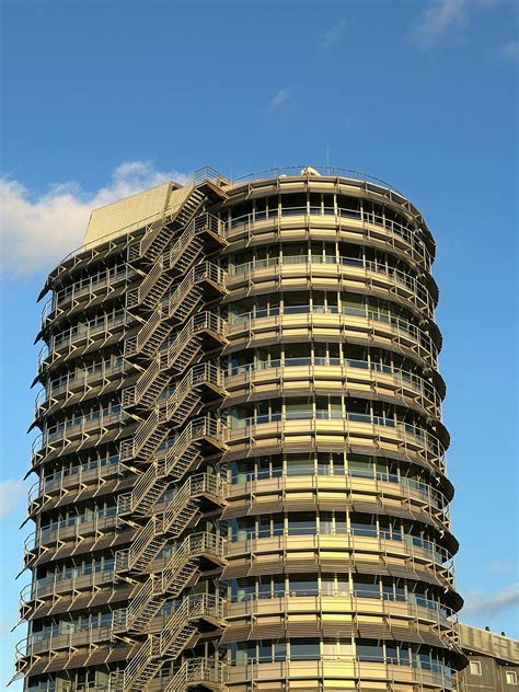 Modern Office Building 的图像结果