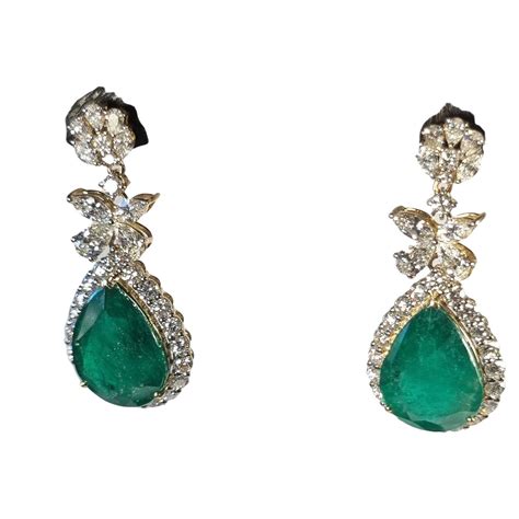 Diana M. Colombian Emerald and Diamond Earrings For Sale at 1stDibs