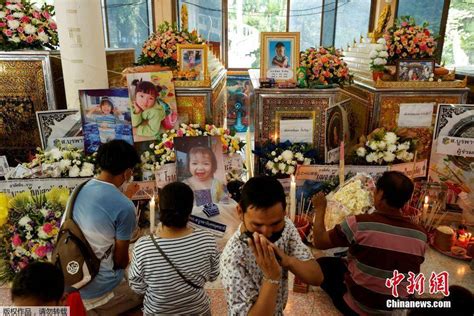 泰国幼儿园枪击事件遇难者家属悼念逝者-搜狐大视野-搜狐新闻