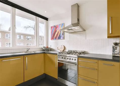 Benjamin Moore Palace Ochre CW-425: 23 real home pictures