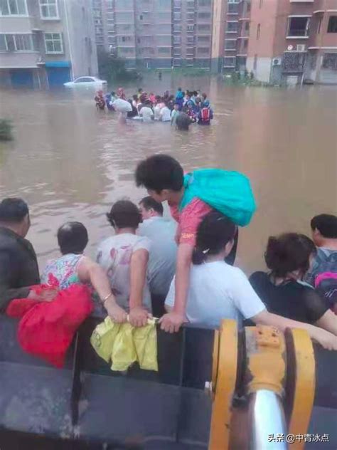 16名中考生被洪水围困 消防员一家接一家送上考场|洪水|消防_新浪新闻