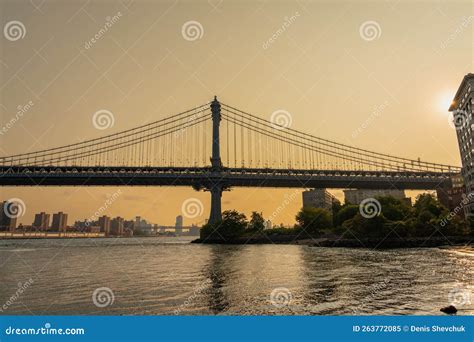 Foto De Perfil Del Puente De Manhattan En Los Tonos Del Sol Naciente ...
