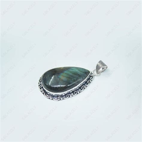 Labradorite Pendant for Emotional Healing - Solacely