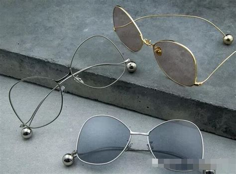 今年最流行的眼镜框-图库-五毛网