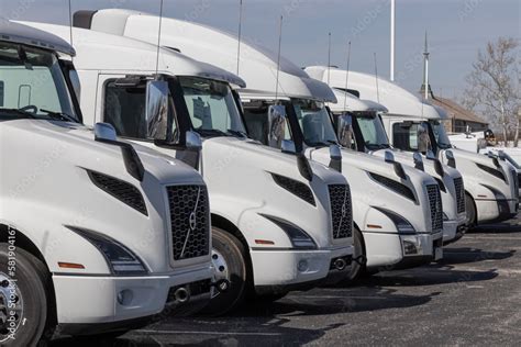 Volvo Big-Rig Trucks 的图像结果