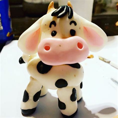 Fondant Cow Cake Topper Tutorial 的图像结果
