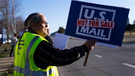 Postal workers rally in Des Moines against feared USPS privatization