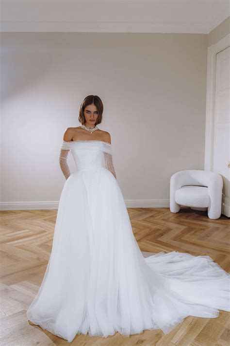 Elegant Form-Fitting Wedding Dress with Detachable Sleeves and Tulle S | Form fitting wedding ...