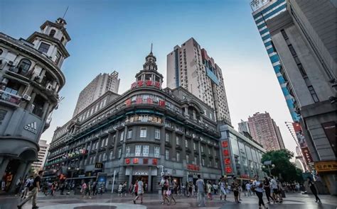 【携程攻略】武汉江汉路步行街景点,大多城市都有类似的步行街，武汉的这条街还是有些历史的，建筑和上海…