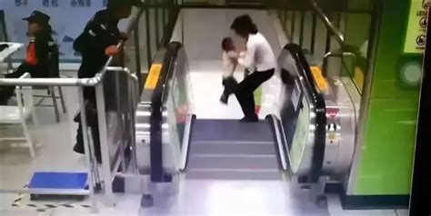 广东地铁幼童独上扶梯摔倒眼看就被卷入，站务小姐姐飞身抱出|电梯|幼童|小姐姐_新浪新闻