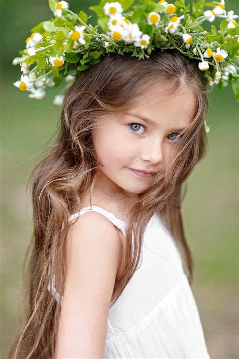 美丽的小女孩带着花环图片素材-一个美丽的带花小女孩的画像创意图片-jpg格式-未来素材下载