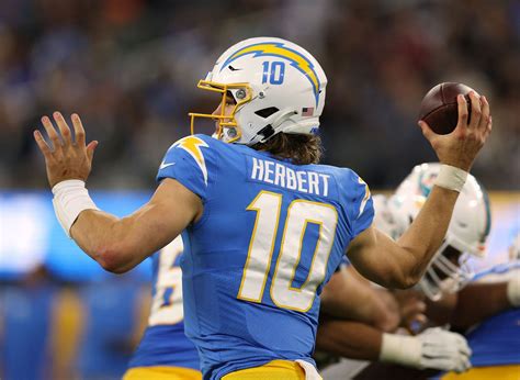 Best NFL DFS Picks for Sunday: Titans vs. Chargers - December 18 | 2022 ...