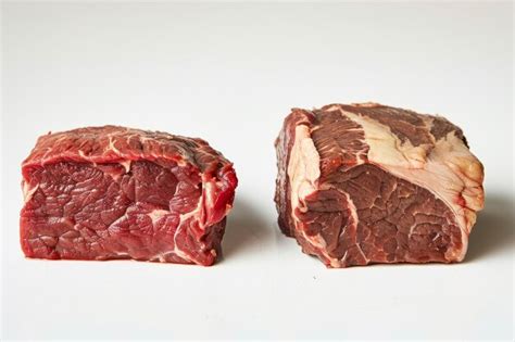 Dois pedaços contrastantes de carne bovina, um cru e um cozido ...