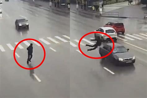 监拍：俄罗斯一男子闯红灯被撞飞 空中姿态很“舒展”！_凤凰网视频_凤凰网