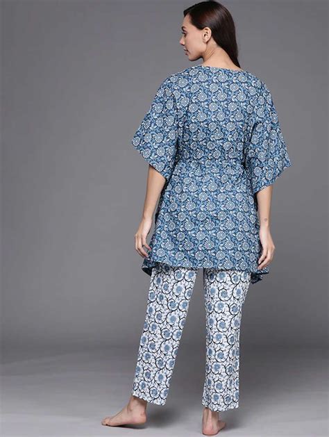 Women Blue & White Ethnic Motifs Printed Cotton Night Suit