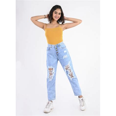 6 of Anushka Sharma's best off duty looks that are laid-back yet ...