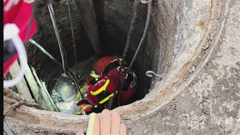 工人下水道施工不慎沼气中毒 消防员下井救援