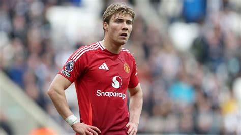 Rasmus Hojlund salary: How much does Manchester United star earn per ...