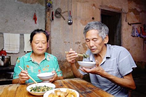 儿媳妇跟农村婆婆同住，孩子们不在家吃饭，看老两口晚饭吃的啥_凤凰网视频_凤凰网