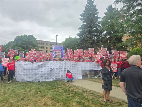 McLaren Macomb Informational Picket & Rally, 22500 Metro Pkwy, Clinton ...