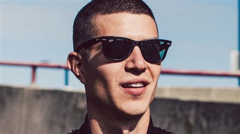 De los pilotos a icono del pop: la historia de las gafas de sol más ...