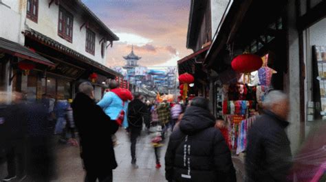 江南古镇春节游客延时GIF动图图片-正版gif素材401096012-摄图网