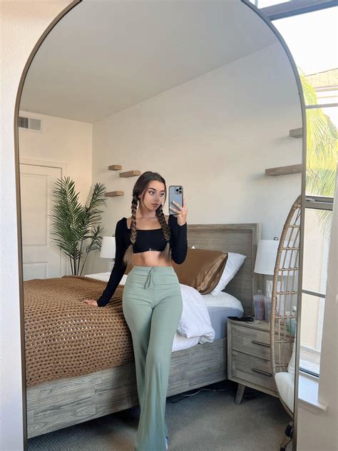 Lea Martinez | Scrolller