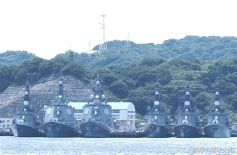 日本准航母战斗群曝光 军港内停满世界一流战舰