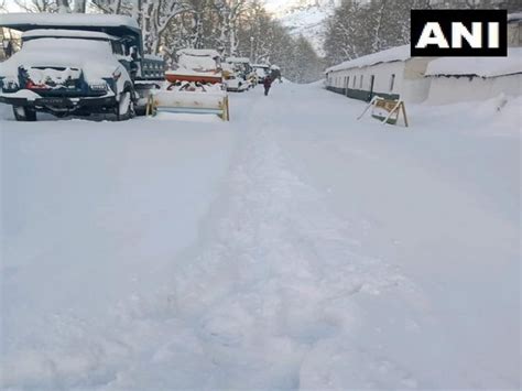NH 3 at Himachal's Sissu blocked after heavy snowfall