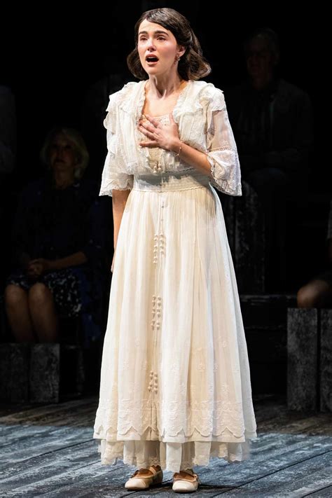 Zoey Deutch Recalls Mother Lea Thompson on Broadway (Exclusive)