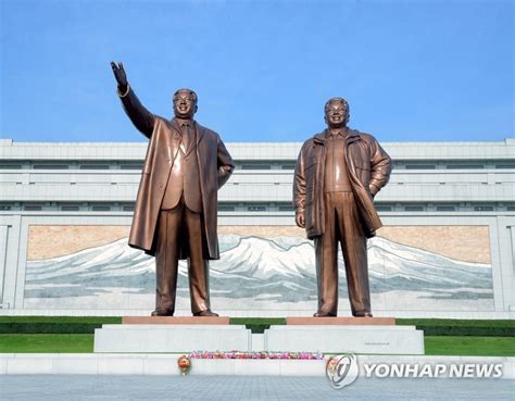 金日成・金正日父子の銅像 北朝鮮で急速に設置広がる＝米放送 | 聯合ニュース