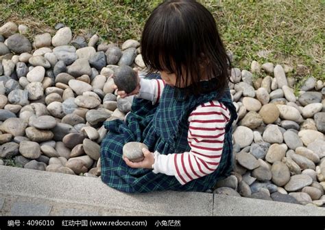 玩石头的小女孩高清图片下载_红动中国