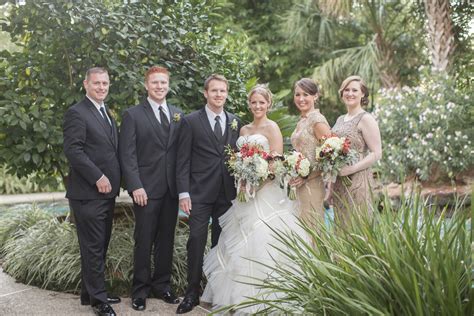 Entire Wedding Party Shares Bride 的图像结果