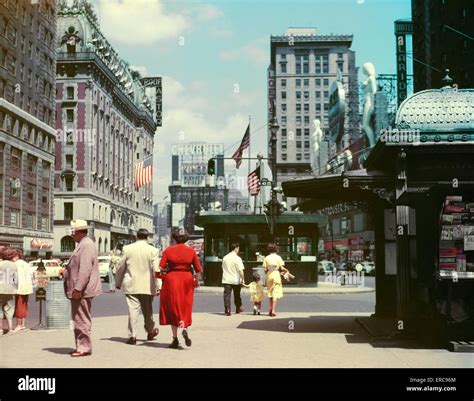 New york city street 1950s hi-res stock photography and images - Alamy