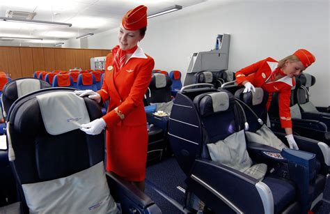 为啥“空姐家属”总坐在飞机的最后一排？美女空姐道出“猫腻”！_旅客