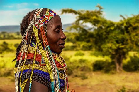 安哥拉土著妇女佩戴厚重项链并用牛粪做发型