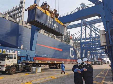 天津新港海关“船边直提”集装箱量突破20万箱 提箱“快一步” 跑出“加速度”