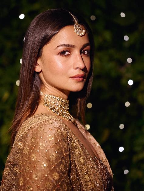 Alia Bhatt Wears 30-Year-Old Silk Saree; Rhea Kapoor Calls It 'Piece Of ...