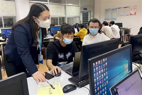 珠海市香洲区领导到阳春市民族希望学校举行爱心电脑室揭牌仪式_腾讯视频