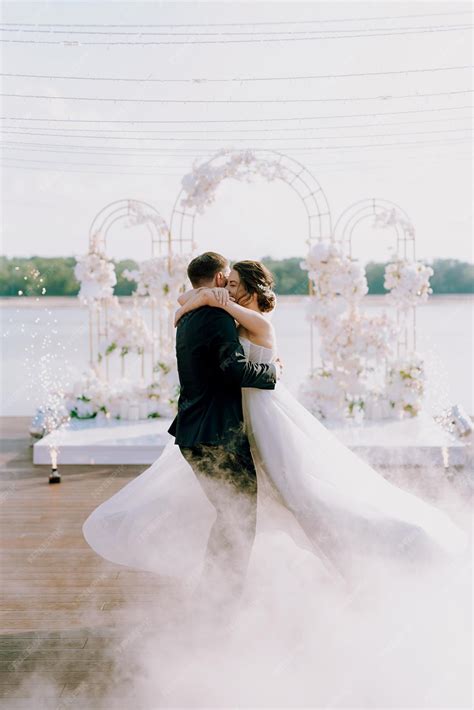 The first dance of the bride and groom inside a restaurant | Premium Photo