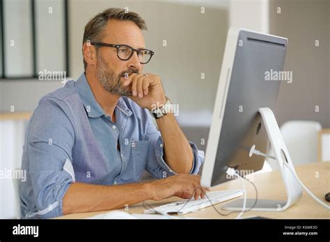 Businessman On Computer 的图像结果