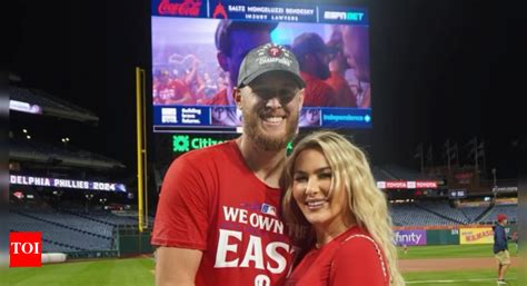 Zack Wheeler’s wife Dominique enjoys beach outing with kids while ...