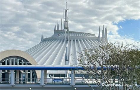 Why There Are People ON TOP of Space Mountain Right Now in Disney World ...