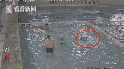 孩子在泳池溺水绝望挣扎 满池大人竟无人察觉_图片频道__中国青年网