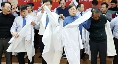 为保20万美元的年薪，韩国医生跟总统公开对着干，9000人集体请辞_腾讯新闻